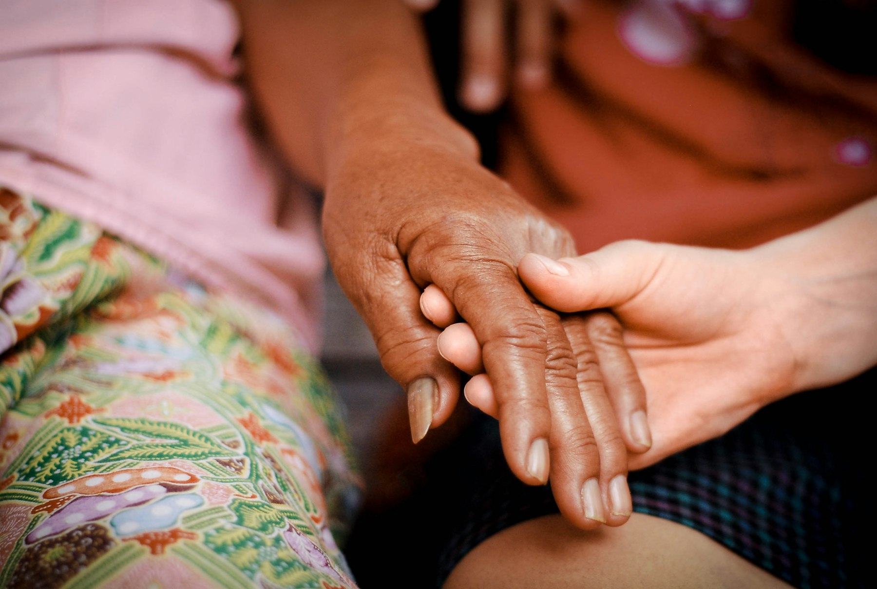 Cuidadora amb una persona gran en un centre sociosanitari.